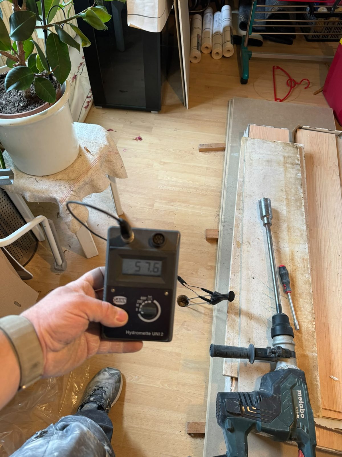 Messung und Bohrung am Estrich