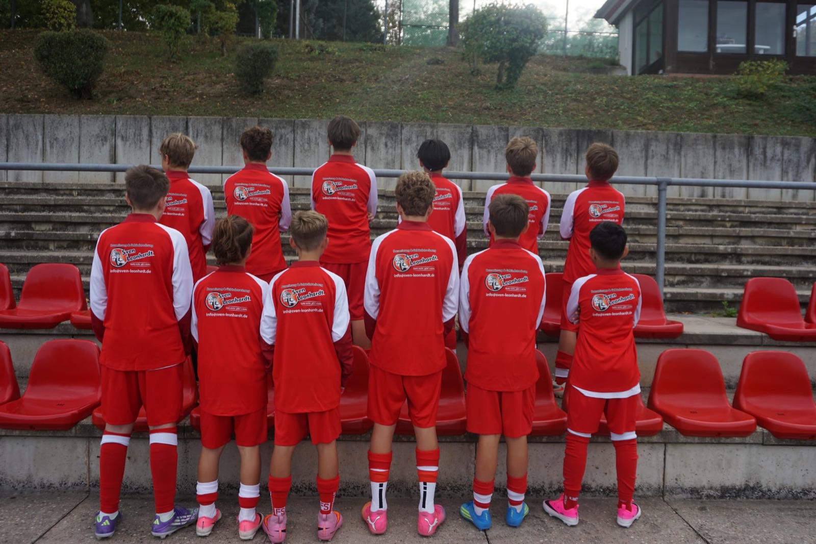 Die U13 der SG RWO Alzey in neuen Trainingsanzügen mit dem Logo von Sven Leonhardt