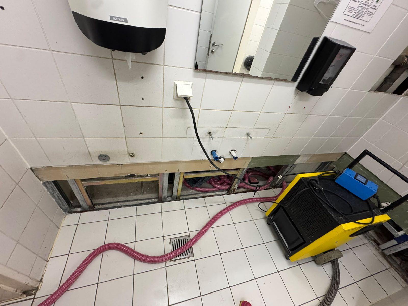 Gelber Trockner im Nassraum