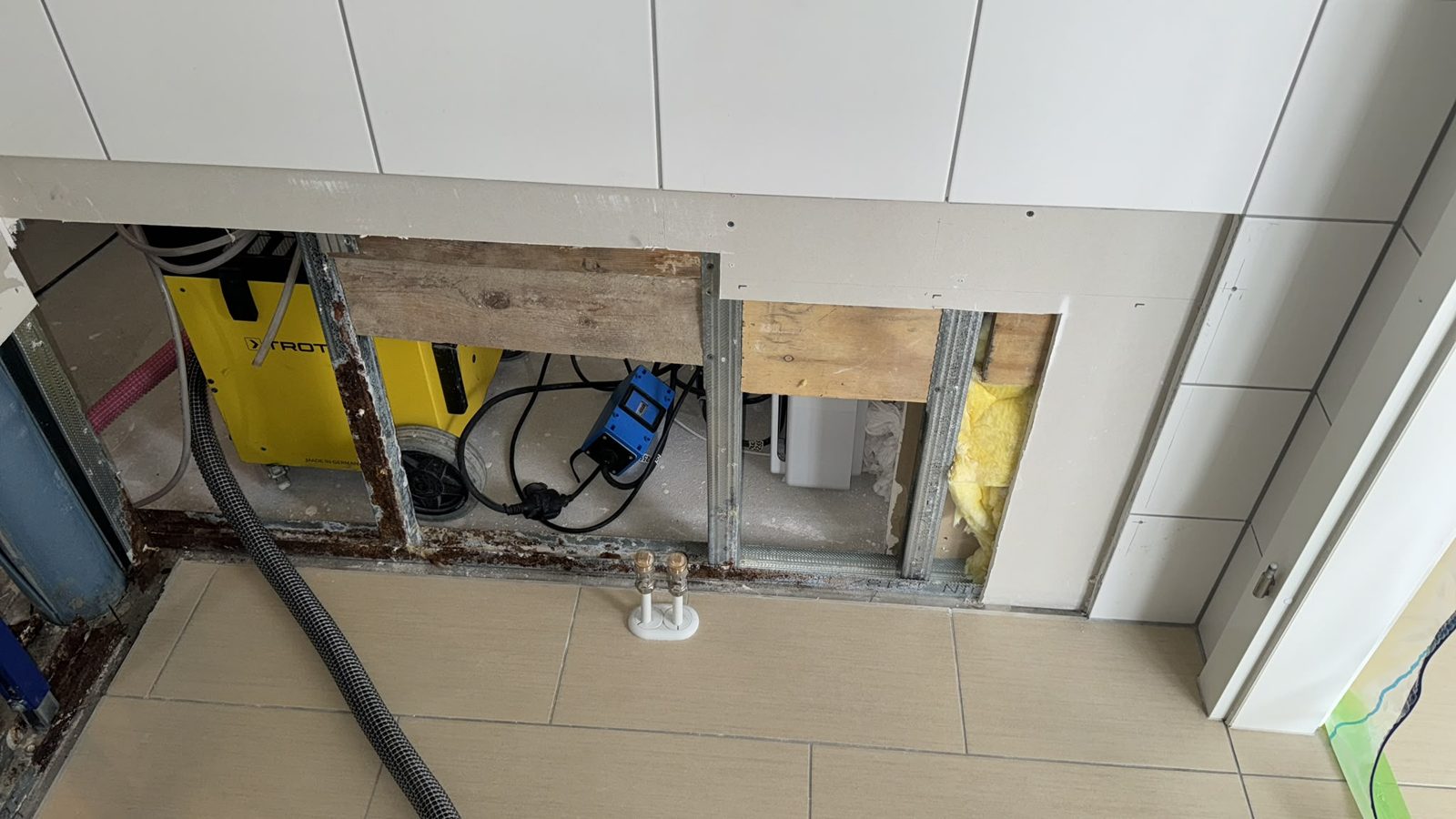 Geöffnete Wand mit Trocknungstechnik nach Wasserschaden